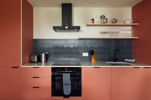 Kühlschrank, Mikrowelle, Ofen, Herdplatte