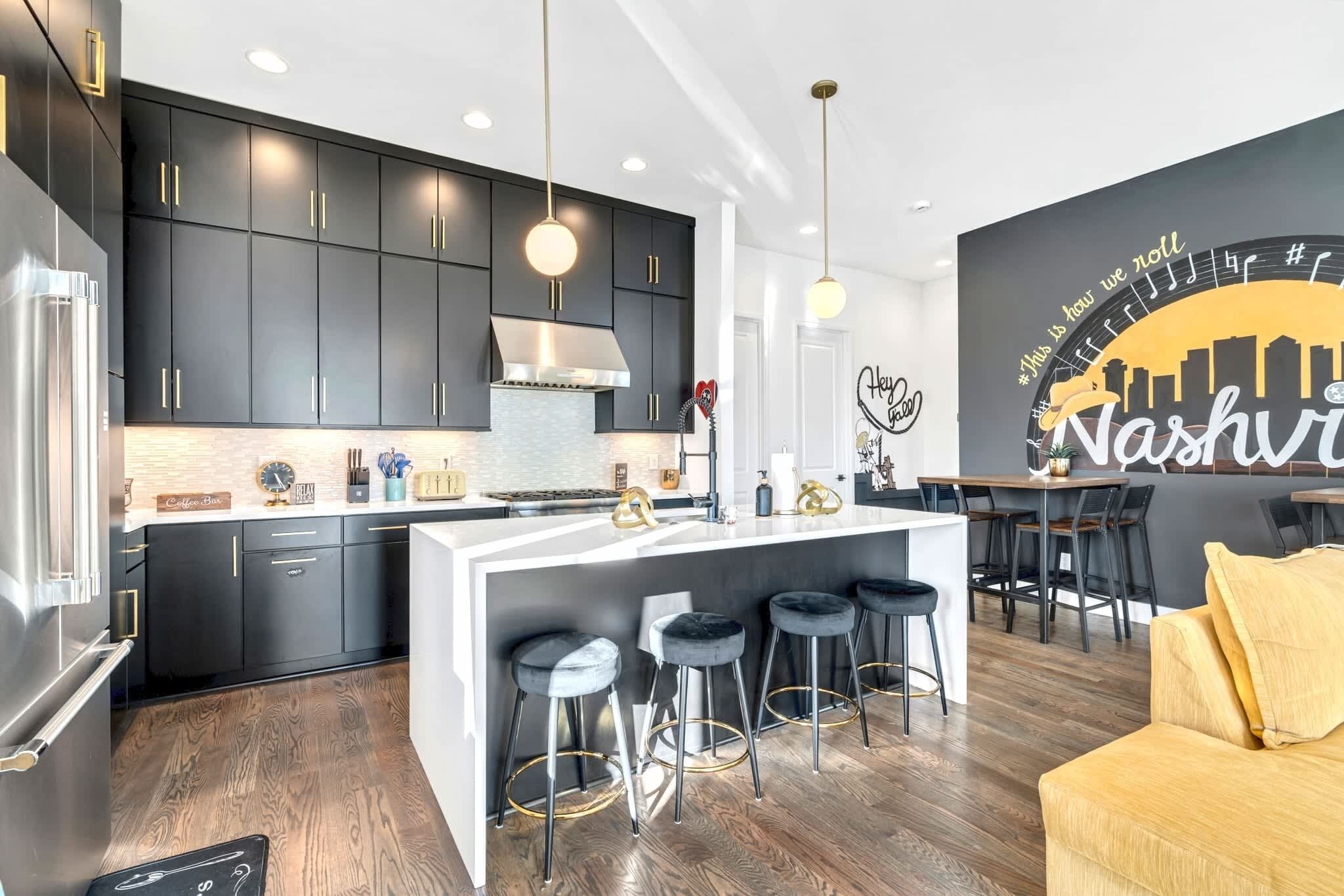 冷蔵庫、電子レンジ、オ ーブン、コンロ