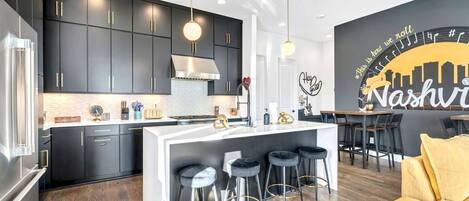 Réfrigérateur, micro-ondes, four, plaque de cuisson