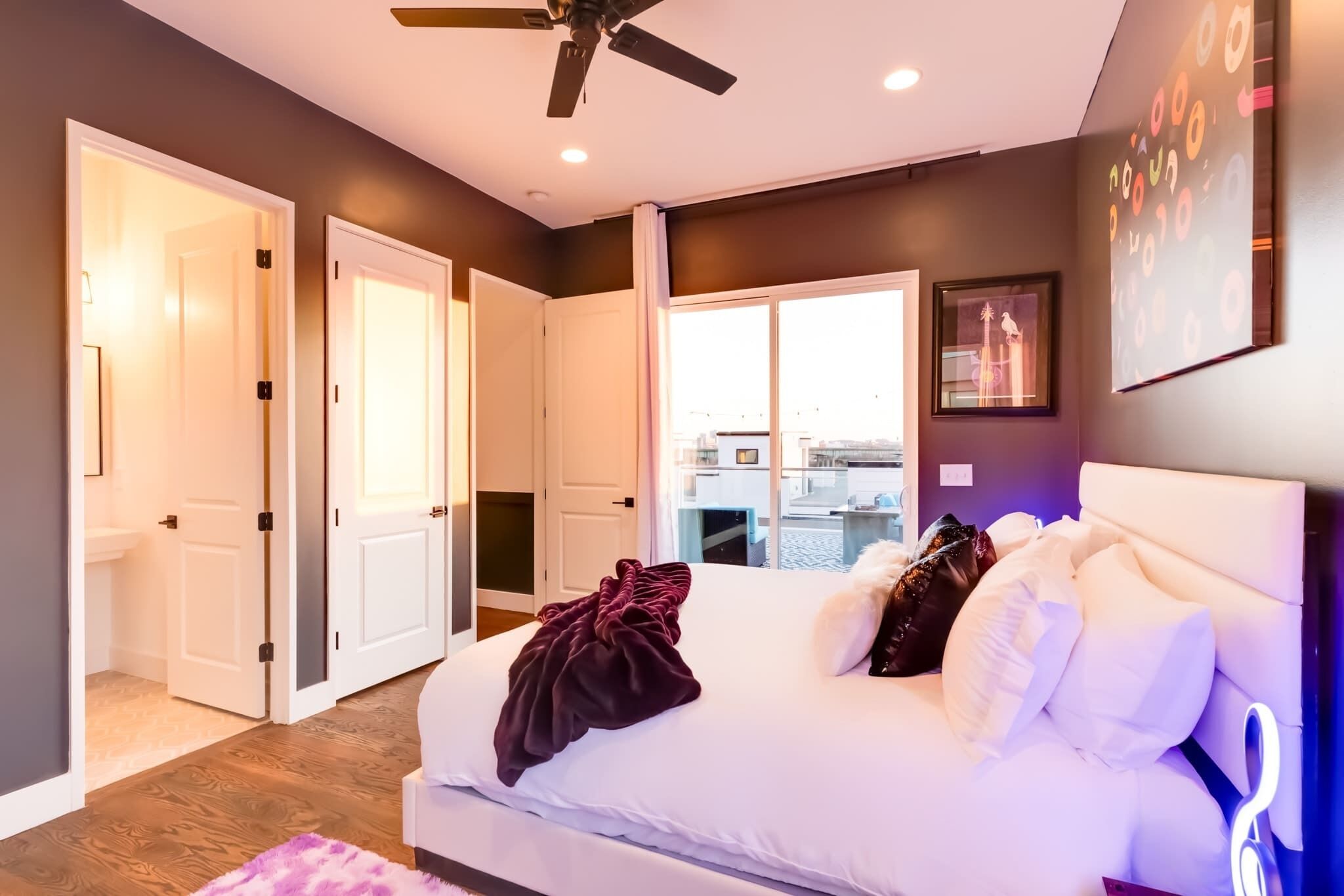 4 habitaciones, escritorio, tabla de planchar con plancha y wifi 