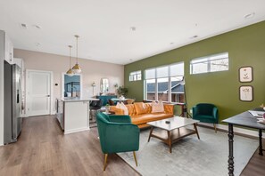 TV, offices - Bright 2 Bed, Garage Parking, Walk to Park, Vandy Single Story Modern and Stylish Condo in Secure Building, 10 Mins to Broadway and 12 South, 24 Hr Hospitality (Nashville)