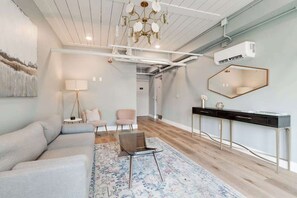 TV, offices - Bright 2 Bed, Garage Parking, Walk to Park, Vandy Single Story Modern and Stylish Condo in Secure Building, 10 Mins to Broadway and 12 South, 24 Hr Hospitality (Nashville)