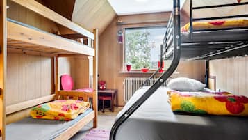 2 bedrooms, travel crib, free WiFi