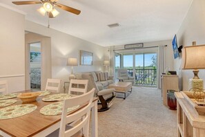 Een televisie, een tafeltennistafel en boeken