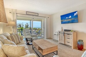 Een televisie, een tafeltennistafel en boeken