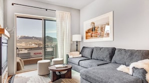 Smart TV, chimenea y oficina