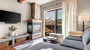 Una Smart TV, una chimenea, una oficina