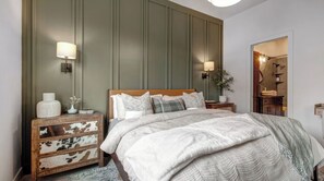 2 habitaciones, escritorio y tabla de planchar con plancha