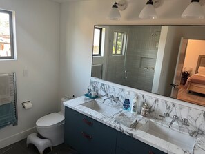 Dusj, hårføner, håndklær og såpe