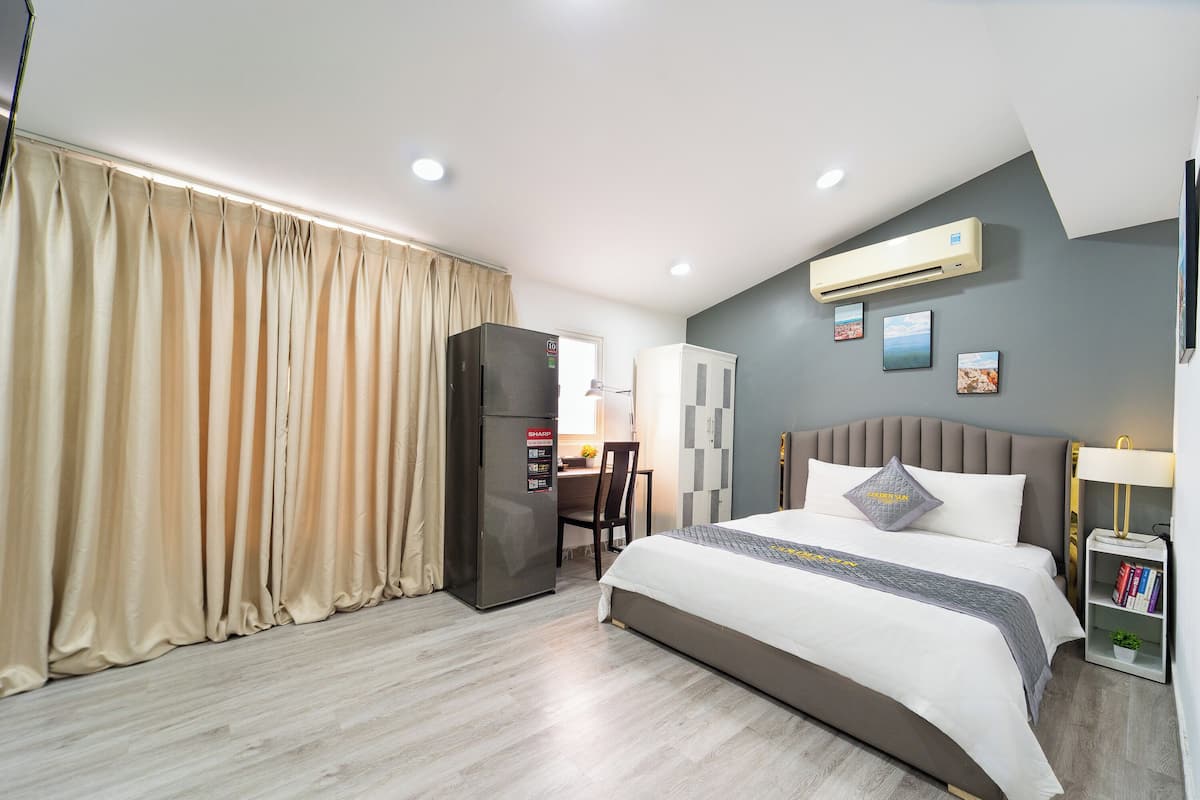1 habitación, ropa de cama de alta calidad, cubrecamas y escritorio