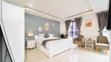 Quarto casal econômico | Roupas de cama premium, edredons de pluma, escrivaninha