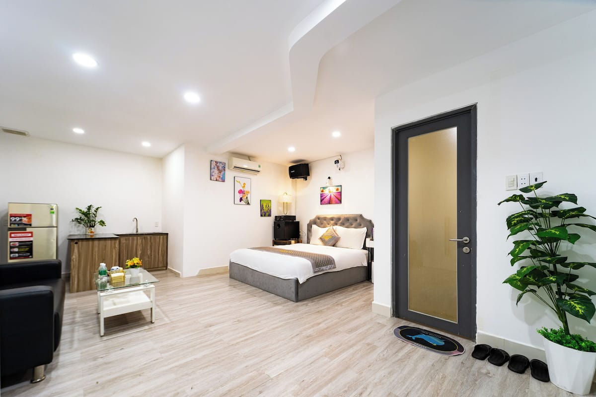 1 habitación, ropa de cama de alta calidad, cubrecamas y escritorio