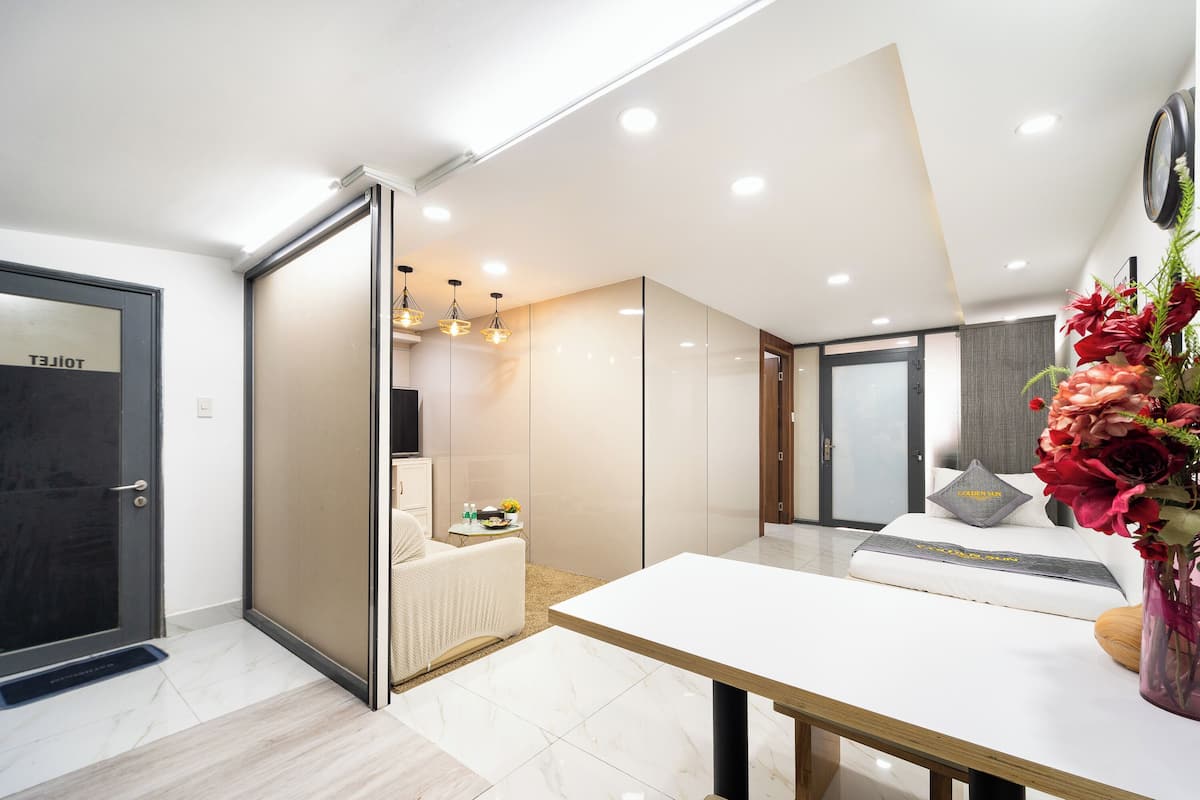 1 habitación, ropa de cama de alta calidad, cubrecamas y escritorio
