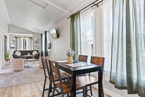 Dining - Cozy Home - Walking distance to Downtown Sedro Woolley (Sedro-Woolley)