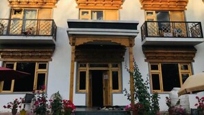 Un edificio de varios pisos con un letrero que dice "Marigold Ladakh" en la parte superior.