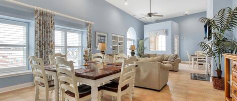 Basic-villa | Opholdsområde | 32-tommers smart-tv med kabelkanaler