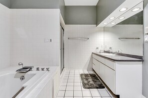 Basic Villa | Bathroom | Towels, soap, shampoo, toilet paper - OCHG OF Villas (Ocean City)