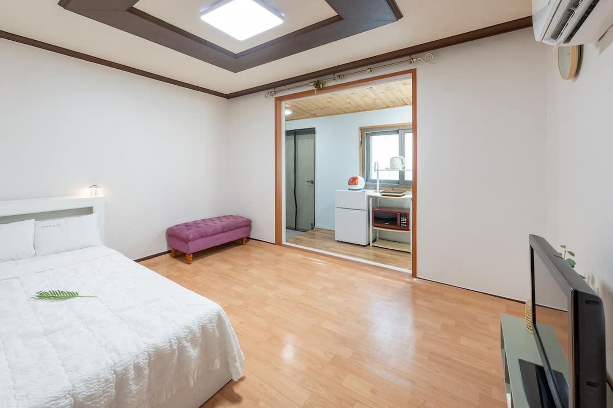 Quarto básico, 1 quarto (room104) | 1 quarto, Wi-Fi de cortesia