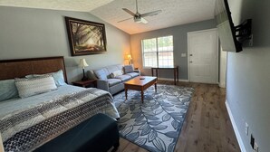 A bedroom with a bed, a sofa, a coffee table, a painting, and a ceiling fan. - Joyful Place 2 King Bed 2 bath
10 Min to Berry College, Shorter University (Rome)