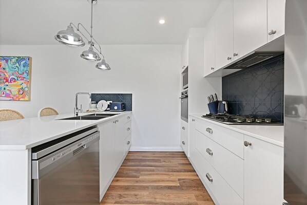 Kühlschrank, Mikrowelle, Ofen, Herdplatte