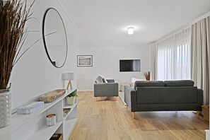 TV, offices - Serenity - Short Drive to CBD, Firepit (Orange)