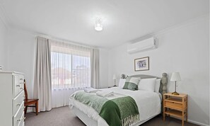 3 bedrooms, iron/ironing board, travel cot, WiFi - Serenity - Short Drive to CBD, Firepit (Orange)