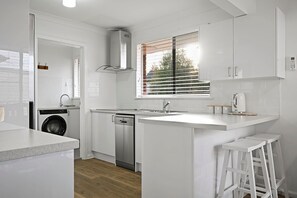 Fridge, microwave, oven, stovetop - Serenity - Short Drive to CBD, Firepit (Orange)