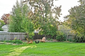 Property grounds - Serenity - Short Drive to CBD, Firepit (Orange)