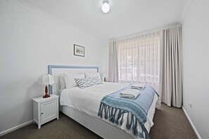 3 bedrooms, iron/ironing board, travel cot, WiFi - Serenity - Short Drive to CBD, Firepit (Orange)