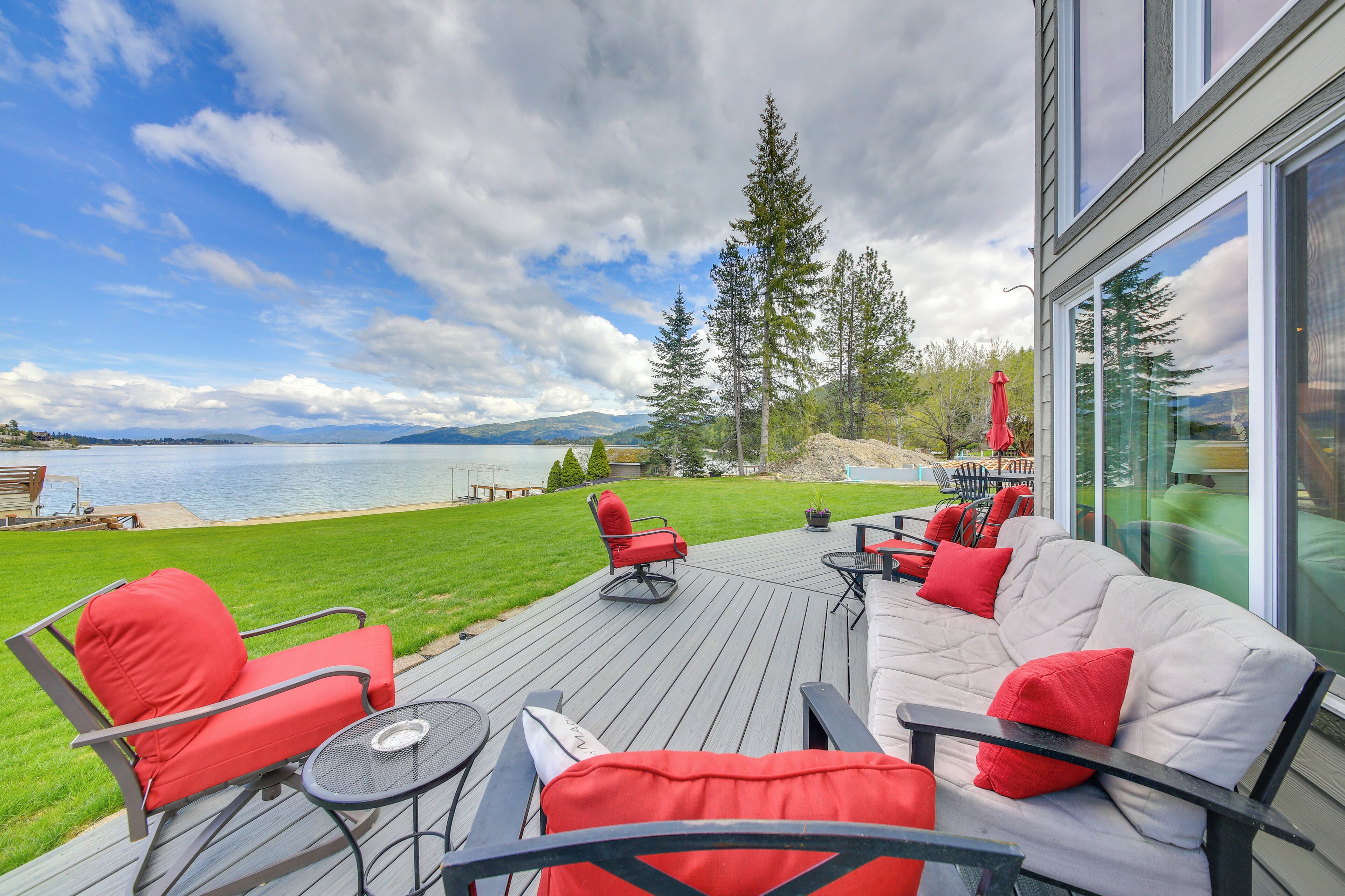 Beachfront Sagle Retreat w/ Boat Dock & Lift