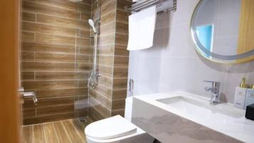 Shower, hydromassage showerhead, free toiletries, hair dryer