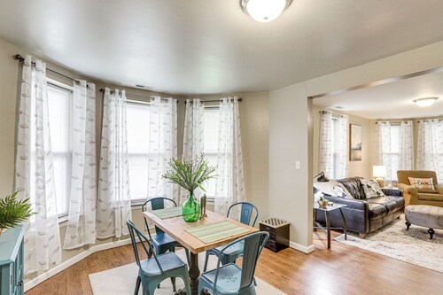 Pet-Friendly Pacific Cottage Near Purina Farms!