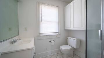 Basic Apartment | Bathroom | Free toiletries, towels, soap, shampoo