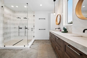 Shower, hair dryer, towels, shampoo - Enchanted Rock Ridge | Cowboy Pool|Hot Tub|Firepit (Fredericksburg)