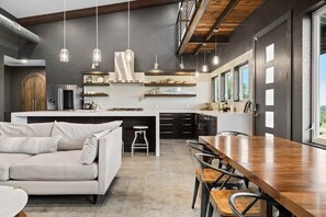 Télévision, livres, chaîne hi-fi, espaces bureaux