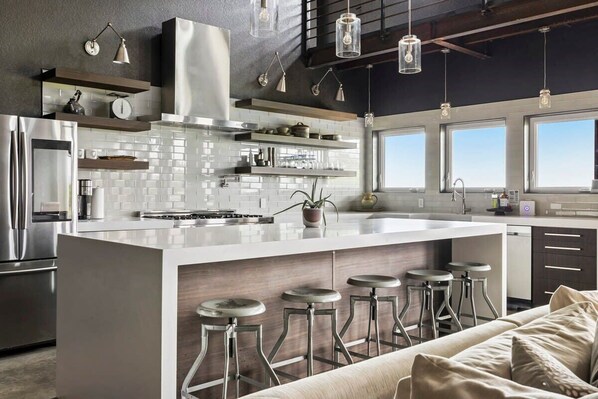 Réfrigérateur, micro-ondes, four, plaque de cuisson