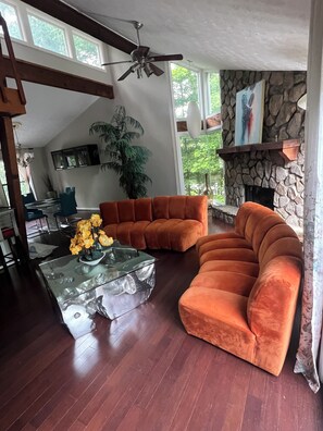 Smart TV, fireplace, offices - Mins from Northside East Cobb Medical Center, WellStar hospital & Braves Stadium (Marietta)