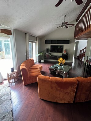 Smart TV, fireplace, offices - Mins from Northside East Cobb Medical Center, WellStar hospital & Braves Stadium (Marietta)