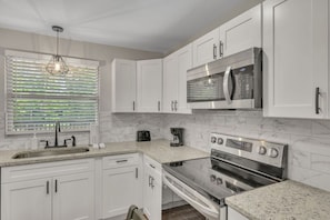 Køleskab, mikrobølgeovn, ovn, kogeplade