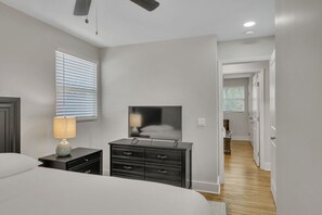 3 slaapkamers, een strijkplank/strijkijzer, gratis wifi, beddengoed