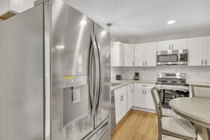 Køleskab, mikrobølgeovn, ovn, kogeplade