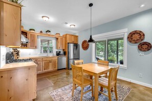 Fridge, microwave, oven, stovetop - R&R on LBJ-Waterfront home in a peaceful cove (Kingsland)