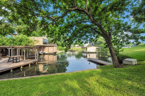 R&R on LBJ-Waterfront home in a peaceful cove
