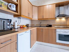 Een koelkast, een microgolfoven, een oven