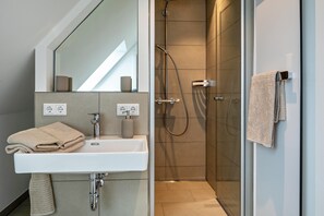 Dusche, kostenlose Toilettenartikel, Haartrockner, Handtücher