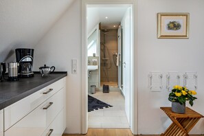 Douche, articles de toilette gratuits, sèche-cheveux