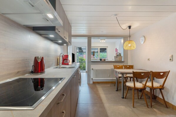 Fridge, oven, stovetop, dishwasher