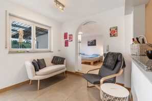 TV, stereo - Apartment 'Fewo Max' with Shared Terrace, Balcony and Wi-Fi (Ettenheim Münchweier)