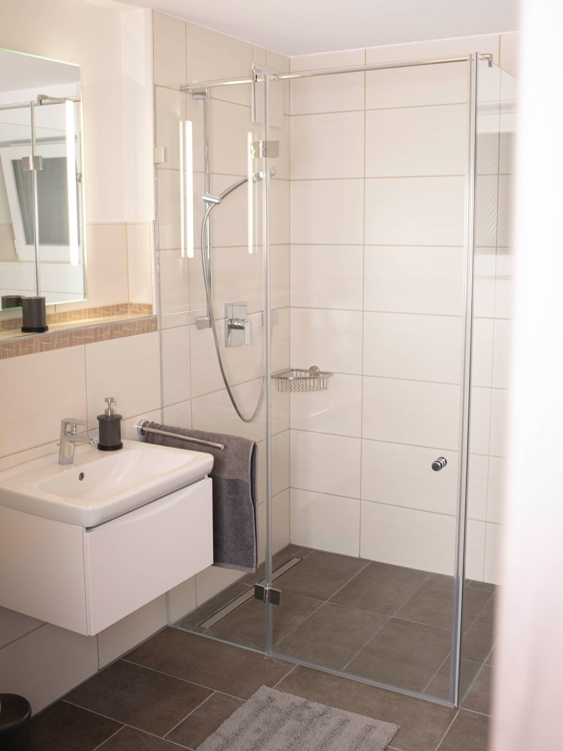 Dusche, Haartrockner, Handtücher