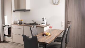 KĂŒhlschrank, Ofen, Herdplatte, Wasserkocher mit Kaffee-/Teezubehör